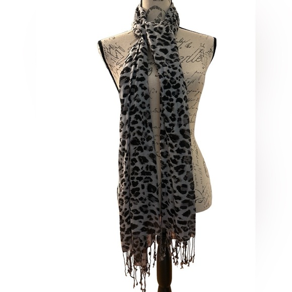 Scarf, animal print, gray, black, muted purple. Very long with fringe. Viscose - Picture 1 of 4